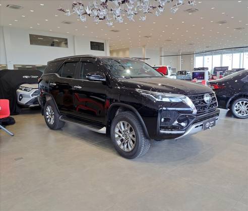 TOYOTA HILUX SW4 2.8 D-4D TURBO DIESEL SRX 7L 4X4 AUTOMÁTICO